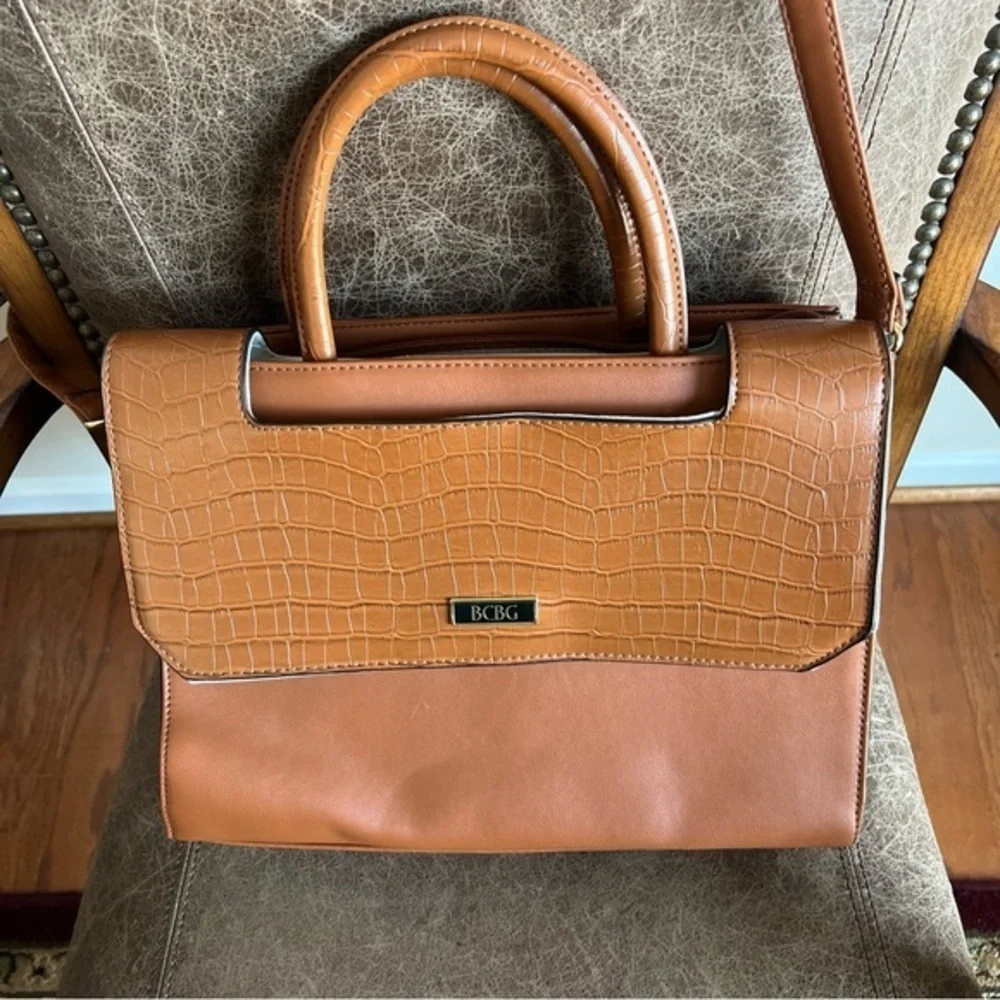 EUC Women's BCBG Camelia‎ Satchel!!